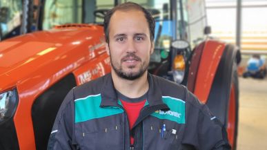 Markus Grunder Landmaschinenmechaniker mit Meisterprüfung Werkstattleiter StV Mithilfe bei der Lehrlingsausbildung Markus Grunder Landmaschinenmechaniker mit Meisterprüfung Werkstattleiter StV Mithilfe bei der Lehrlingsausbildung