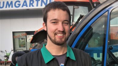 Philipp Mösching Landmaschinenmechaniker in Ausbildung zum Meister Mithilfe bei der Lehrlingsausbildung Philipp Mösching Landmaschinenmechaniker in Ausbildung zum Meister Mithilfe bei der Lehrlingsausbildung
